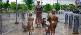 Die „Egg Money Sculpture“ im Stadtteil River Landing in Saskatoon
