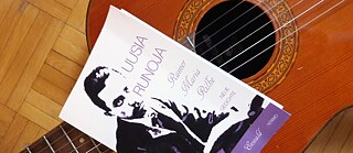 Uusia Runoja_Buchcover mit Gitarre