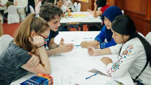 Der Wettbewerb beginnt. Die Schülerinnen und Schüler interviewen sich gegenseitig über ihre Heimatländer