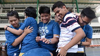 The students get to know each other in different games.