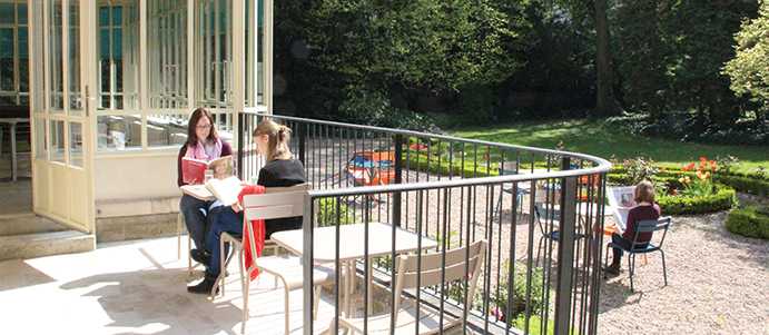 Leseterrasse mit Zugang zum Park
