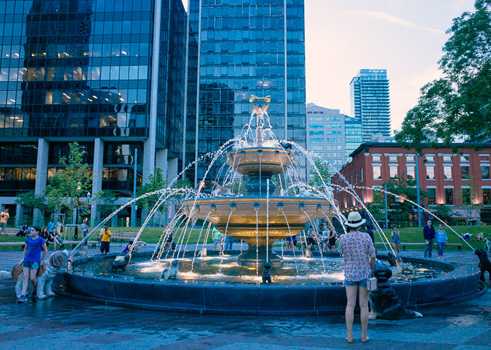 Ein Brunnen im Berczy Park