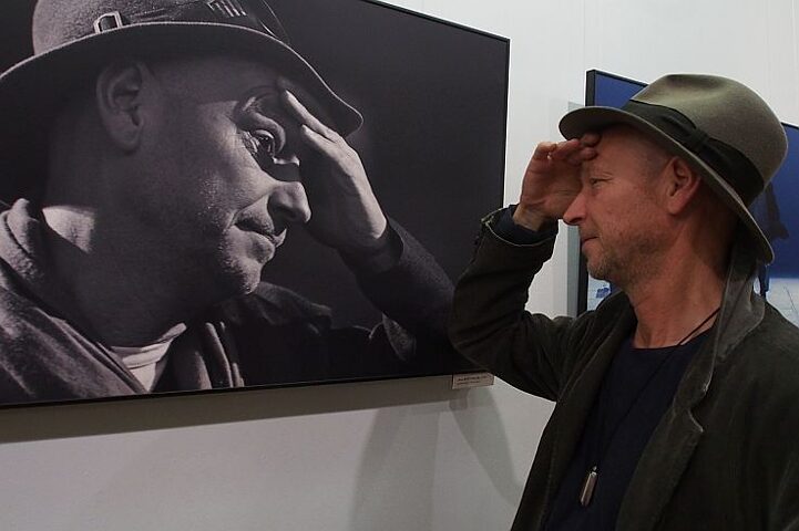 Люк Персеваль - перед своим фотопортретом