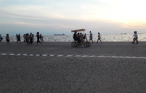 Ηλιοβασίλεμα στη Νέα Παραλία Θεσσαλονίκης. Το έργο ανάπλασης εγκωμιάστηκε για την ανάδειξη του ανοιχτού ορίζοντα.