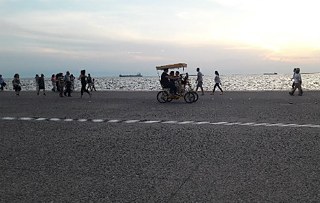 Ηλιοβασίλεμα στη Νέα Παραλία Θεσσαλονίκης. Το έργο ανάπλασης εγκωμιάστηκε για την ανάδειξη του ανοιχτού ορίζοντα.