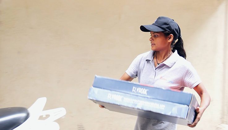 Sunita liefert ein FlyRobe Paket