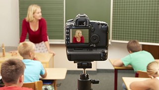 Usando gravações de vídeo, os professores podem observar qual é o efeito gerado pelas suas atuações e refleti-las melhor.