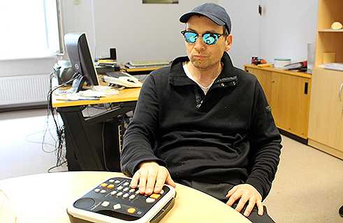 Stefan Debus escucha un CD. El equipo reproductor permite una fácil navegación. 