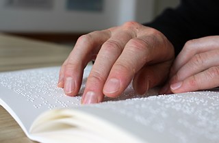 Los libros en braille tienen una extensión aproximadamente diez veces mayor que los libros normales. 