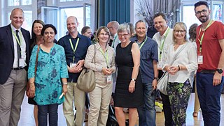 Generalsekretär Johannes Ebert und Marianne Hepp (Präsidentin des Internationalen Deutschlehrerinnen- und Deutschlehrerverbandes/IDV), sowie Vertreterinnen und Vertreter des Organisationsteams