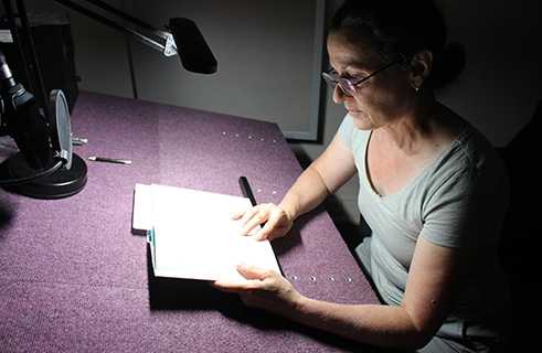 Locutora en el estudio de grabación de la DZB. Anualmente se producen allí aproximadamente 200 audiolibros. 