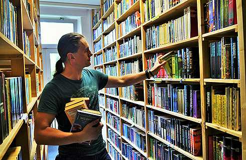 Waldemar va varias veces al mes a la biblioteca fantástica en busca de sus autores favoritos.