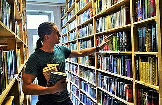 Waldemar chodí do Fantastické knihovny několikrát měsíčně pro své oblíbené autory.