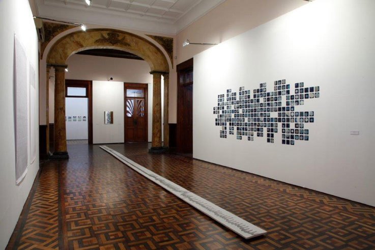 In der Mitte: Zorka Lednarova, „Nur einen Augenblick“, Installation mit Zeichnungen (Grafit auf Papier), 2017