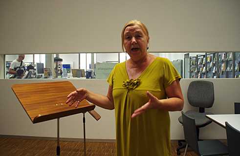 Frente al atril, Renate A. puede dar rienda suelta a su voz (interna). 