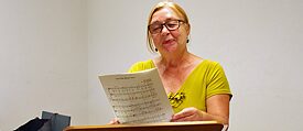 Ein wunderbarer Begegnungsort: Renate A. im Musikzimmer der Musikbibliothek Nürnberg