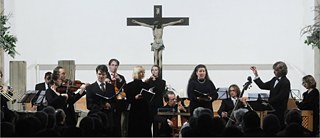 Sänger und Musikanten in einer Kirche