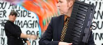 Fender Schrade bei einer Performance von NAF „Nur starke Charaktere können sich hingeben“ 