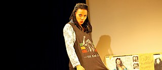 Thandi Sebe, Amina Eisner dans „Jung, Giftig und Schwarz“