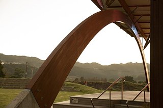 Der Bogen des Tūhoe-Te-Kura-Gebäudes spielt auch im Dokumentarfilm Ever the Land eine Rolle.