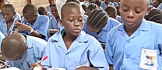 Aprender alemão em conjunto com mais de 50 alunos. 