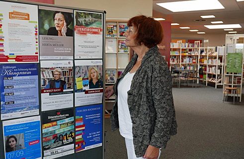Ein vielfältiges literarisches Angebot: Plakatwand in der Bücherei 