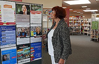 Ein vielfältiges literarisches Angebot: Plakatwand in der Bücherei 