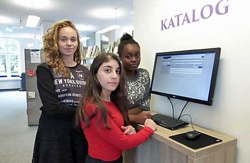 Un grupo de alumnas utilizando el catálogo digital: acceso libre al conocimiento, al arte y a la entretención en  todo el mundo
