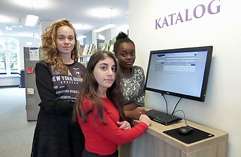 Un grupo de alumnas utilizando el catálogo digital: acceso libre al conocimiento, al arte y a la entretención en  todo el mundo