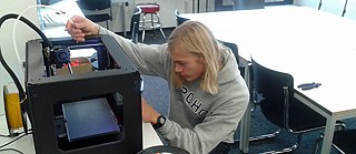 The library as an experimental workshop – Jan working on the 3-D printer.
