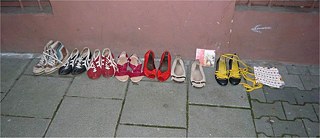 Bunte Schuhe am Straßenrand