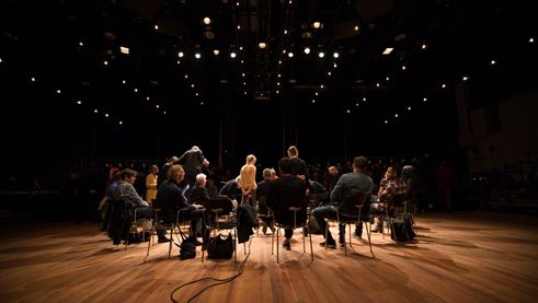 Juntos, los participantes analizan los objetos