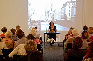 Großer Andrang: Die Schriftstellerin Lena Gorelik liest in der Flensburger Stadtbibliothek.