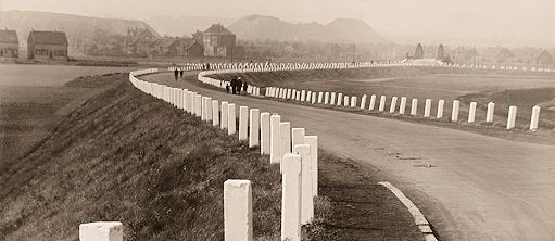 Photo en noir et blanc d'une route départementale