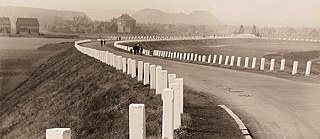 Photo en noir et blanc d'une route départementale