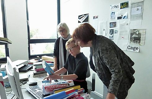 Demokratischer Literaturdiskurs: Sigrid D. schaut den Programmplanerinnen über die Schulter.