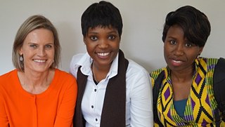 Annesusanne Fackler of the Goethe-Institut Bonn, with Betty Nkonge from Kenia and Gracey Boadu from Ghana. 