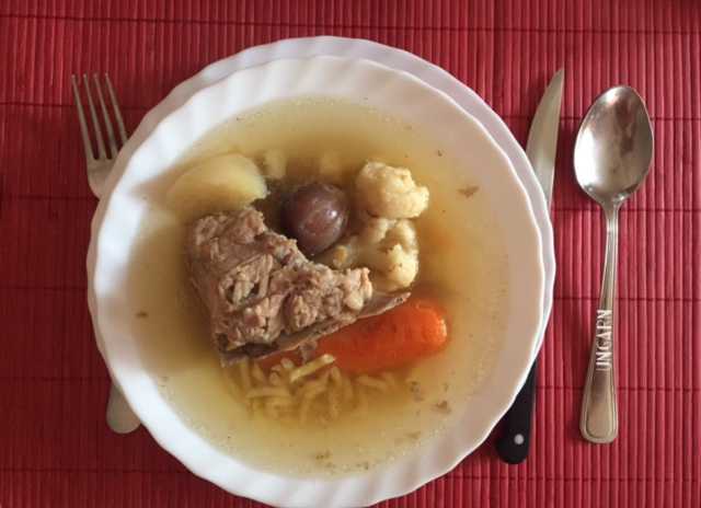 Traditionelle Hühnerbrühe aus Ungarn