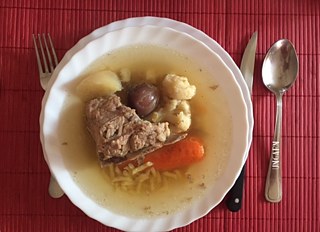 Traditionelle Hühnerbrühe aus Ungarn