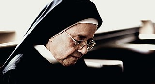 Eine der Klosterschwestern im Gebet