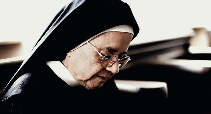 Une soeur de Notre-Dame pendant la prière
