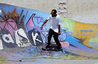 Kvůli fotce ale s chutí vykrouží oblouk a skočí si na U-rampě. 