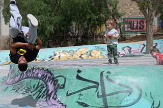 Tady se všichni mohou učit od sebe navzájem, ať už jde o skvělé triky či respekt k druhým. Freerunner je každopádně atrakcí sám o sobě. 