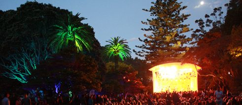 Ein seltener Anblick – eine flache Wiese im Botanischen Garten. Ideal für ein live-Konzert an einem lauen Sommerabend. 