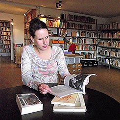 Monaliesa là một thư viện đến từ hạ tầng, đó là điều quan trọng đối với Alexandra. 
