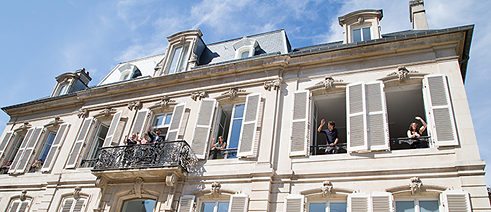 L'équipe du Goethe-Instituts Nancy winken aus den Fenstern