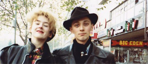 Jeune femme blonde et jeune homme à chapeau