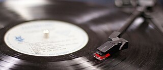 Single. Eine Schallplatte wird produziert 