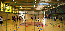 Schülerinnen der Klassen 5-7 der 25. Mittelschule in Dresden trainieren in der Sporthalle der Schule.