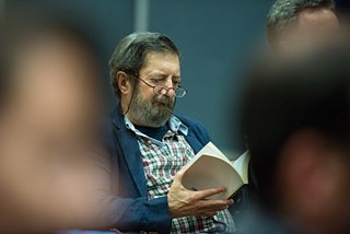 Manuel Gusmão, um dos autores portugueses da antologia no lançamento em Lisboa; 26.10.2017